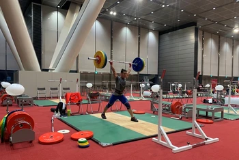 VĐV Thạch Kim Tuấn đang tập luyện tại Tokyo.