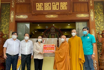 Đại diện Giáo hội Phật giáo Việt Nam trao máy thở đa năng cho lãnh đạo TP Hồ Chí Minh.