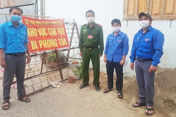 Đoàn viên thanh niên trực chốt một điểm tạm thời phong tỏa tại phường Phước Mỹ, TP Phan Rang - Tháp Chàm, tỉnh Ninh Thuận.