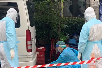 Nhân viên y tế đang vận chuyển thi thể nạn nhân Covid-19 tử vong trên đường phố về bệnh viện để khám nghiệm. (Ảnh: Bưu điện Bangkok)