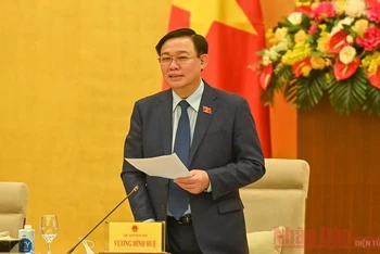 Chủ tịch Quốc hội Vương Đình Huệ phát biểu tại phiên họp. 