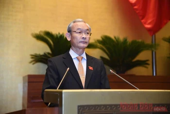 Chủ nhiệm Ủy ban Tài chính, Ngân sách của Quốc hội Nguyễn Phú Cường trình bày Báo cáo thẩm tra, sáng 24/7. Ảnh: QUANG HOÀNG