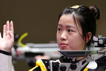 Yang Qian giành huy chương vàng đầu tiên tại Olympic Tokyo 2020, đồng thời cũng thiết lập kỷ lục Olympic mới ở nội dung 10m súng trường hơi nữ. (Ảnh: Reuters)