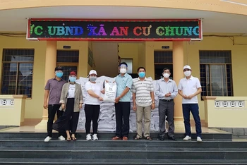 Hội Nhà báo Phú Yên phối hợp Công ty TNHH Sản xuất và Thương mại Hoàng Long Vina tổ chức trao 20,5 tấn gạo để chống dịch.