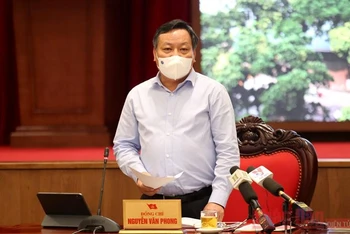 Đồng chí Nguyễn Văn Phong chủ trì cuộc họp sáng 24/7 về việc TP Hà Nội chuẩn bị các điều kiện trong thời gian giãn cách xã hội. (Ảnh: Lê Xuân Hải)