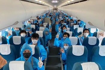Vietnam Airlines tiếp tục chở lực lượng y tế đến phía nam chống dịch
