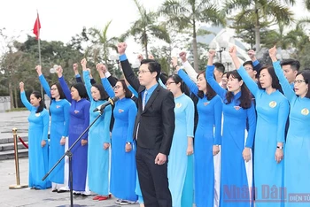 Các Đảng viên mới tuyên thệ trước tượng đài đồng chí Vũ Văn Hiếu, Bí thư Đặc Khu ủy đầu tiên của Khu mỏ Quảng Ninh. Ảnh: QUANG THỌ.