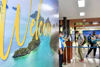 Một tấm biển chào mừng du khách quốc tế đặt tại sân bay Phuket. (Ảnh: Bưu điện Bangkok)