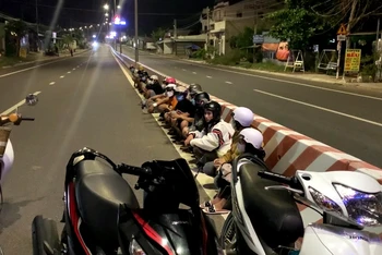 Nhóm thanh niên tham gia đua xe trái phép bị các lực lượng công an chặn bắt trên đường Nguyễn Thông, phường Phú Hài, TP Phan Thiết (Bình Thuận).