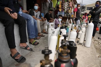 Chờ nạp đầy bình oxy tại thủ đô Jakarta, Indonesia, ngày 5/7. (Ảnh: AP)