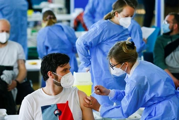 Một địa điểm tiêm vaccine ngừa Covid-19 tại Cologne, Đức. (Ảnh: Reuters)