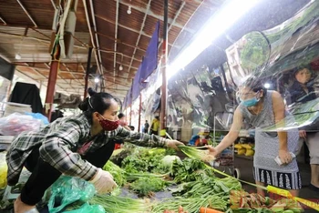 Chợ dân sinh tại Hà Nội dựng vách ngăn phòng dịch Covid-19