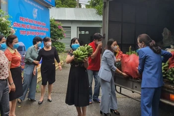 Hội Liên hiệp Phụ nữ tỉnh Kon Tum tiếp nhận thực phẩm, phân loại, bảo quản cẩn thận để gửi đến phụ nữ TP Hồ Chí Minh.