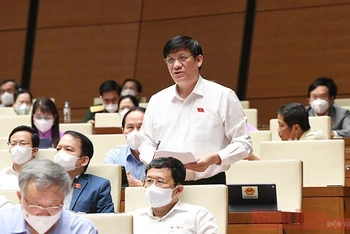 Bộ trưởng Y tế Nguyễn Thanh Long báo cáo trước Quốc hội về chiến lược vaccine. Ảnh: DUY LINH