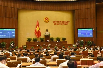 Quốc hội biểu quyết thông qua Nghị quyết về Chương trình giám sát của Quốc hội năm 2022. Ảnh: Duy Linh.