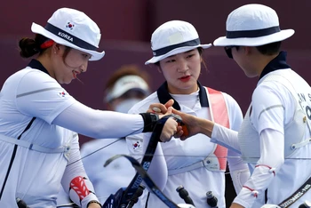 Ba cung thủ nữ Kang Chae-young, Jang Min-hee và An San vừa giành tấm huy chương vàng lịch sử cho bắn cung Hàn Quốc ở nội dung cung đồng đội nữ. (Ảnh: Getty Images)