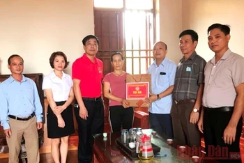 Đại diện Hội nông dân huyện Sơn Động tặng quà cho gia đình người có công tại xã Tuấn Đạo.