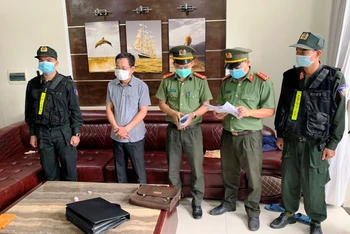 Cơ quan An ninh điều tra Công an Thừa Thiên Huế đọc quyết định khởi tố vụ án, khởi tố bị can, bắt tạm giam Trần Xuân Long.