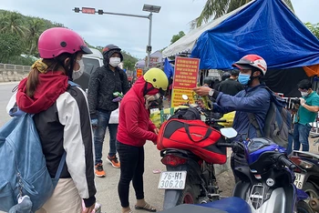 Tại nhiều cửa ngõ tỉnh Quảng Ngãi, người dân di chuyển bằng xe máy vượt vùng dịch để về nhà.
