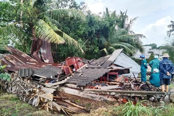 Mưa giông, lốc xoáy làm sập nhà tại huyện Ba Tri.
