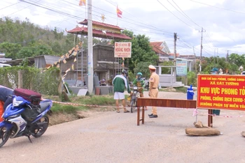 Lực lượng chức năng huyện Phù Cát, tỉnh Bình Định tăng cường các biện pháp khoanh vùng, chốt chặn, nhanh chóng dập dịch tại ổ dịch xã Cát Tường, huyện Phù Cát.