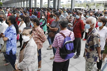 Người dân Bangkok đang chờ tiêm vaccine tại điểm tiêm chủng ở ga Bang Sue. (Ảnh: Bưu điện Bangkok) 