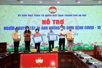Mặt trận Tổ quốc thành phố Hà Nội trao 200 phần quà hỗ trợ Hội Người mù và Hội Người khuyết tật thành phố.
