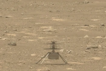 Trực thăng Ingenuity của NASA trong một chuyến bay trên sao Hỏa. (Ảnh cắt từ clip của NASA).