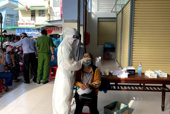 Lấy mẫu xét nghiệm người dân trong khu vực chợ La Gi (Bình Thuận), nơi được xác định là ổ dịch khởi phát nguồn lây nhiễm SARS-CoV-2 ra cộng đồng.