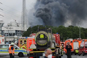 Lực lượng khẩn cấp ứng phó với đám cháy tại khu công nghiệp Chempark. (Ảnh: DPA)