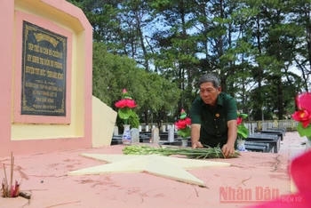 Ông Phùng Văn Toàn dâng hoa, tri ân phần mộ tập thể chưa biết tên tại Nghĩa trang Liệt sĩ tỉnh Đắk Nông.