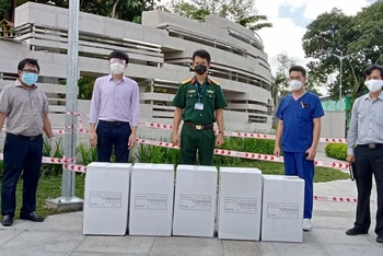 Đại diện Báo Nhân Dân và Tập đoàn Kim Oanh trao bảo hộ y tế cho Bệnh viện Quân y 175.