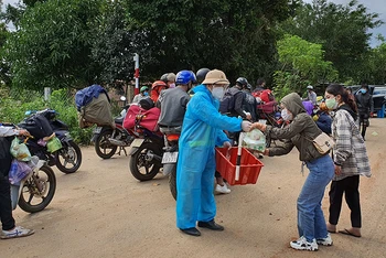 Lực lượng cảnh sát giao thông tỉnh Kon Tum đưa những phần cơm miễn phí đến với người dân.