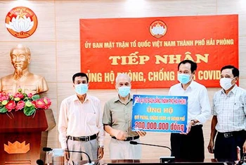 Lãnh đạo Ủy ban Mặt trận Tổ quốc Việt Nam thành phố Hải Phòng tiếp nhận 200 triệu đồng ủng hộ phòng, chống Covid-19 của Câu lạc bộ Bạch Đằng.
