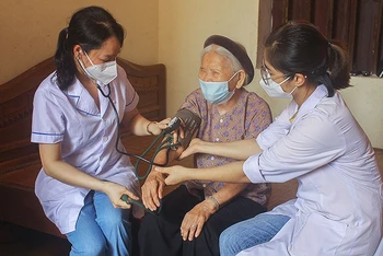 Các y, bác sĩ Hội Thầy thuốc trẻ tỉnh Bắc Ninh thăm, khám sức khỏe cho Bà mẹ Việt Nam Anh hùng Ngô Thị Sáu.