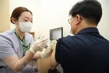 Tiêm vaccine phòng Covid-19 tại Seoul, Hàn Quốc. (Ảnh: Yonhap/TTXVN)