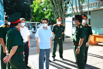 Phó Thủ tướng Vũ Đức Đam kiểm tra công tác phòng, chống và điều trị Covid-19 tại Bệnh viện Quân y 175.