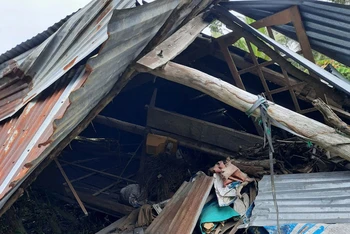 Một căn nhà của người dân bị sập hoàn toàn. 
