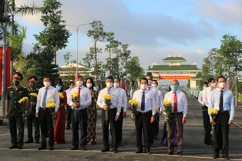 Các đại biểu viếng Nghĩa trang liệt sĩ tỉnh Đồng Nai.