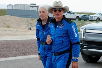 Doanh nhân tỷ phú người Mỹ Jeff Bezos cùng nữ phi hành gia 82 tuổi Wally Funk, người cao tuổi nhất bay lên vũ trụ, tại bệ hạ cánh sau khi họ trở về từ chuyến bay đầu tiên của Blue Origin đến rìa không gian ngày 20/7. (Ảnh: Reuters)
