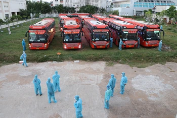 400 công dân gặp khó khăn đầu tiên từ TP Hồ Chí Minh được đón về Phú Yên an toàn. 