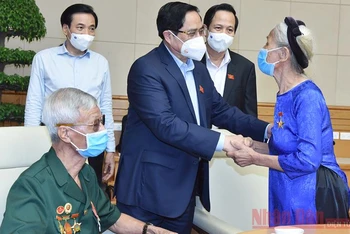Thủ tướng Phạm Minh Chính gặp mặt các đại diện tiêu biểu người có công với cách mạng, thân nhân liệt sĩ nhân kỷ niệm 74 năm Ngày Thương binh - Liệt sĩ. (Ảnh: Trần Hải)