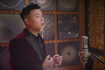 Ca sĩ Vũ Thắng Lợi trình bày ca khúc trong MV.