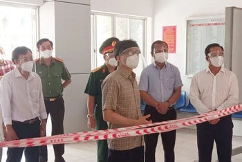 Phó Thủ tướng Vũ Đức Đam đi kiểm tra, thăm và động viên tinh thần của tập thể cán bộ, y bác sĩ đang làm nhiễm vụ tại Bệnh viện dã chiến số 2, huyện Tân Trụ.