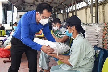 Phó Chủ tịch Thường trực Trung ương Hội Liên hiệp Thanh niên Việt Nam Nguyễn Hải Minh trao thực phẩm tặng bệnh nhân Bệnh viện Thận Hà Nội.