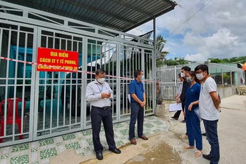 Tổ Thường trực đặc biệt của Bộ Y tế kiểm tra, hướng dẫn cách ly F1 tại nhà, xã Lai Hưng, huyện Bàu Bàng, tỉnh Bình Dương. (Ảnh: Bộ Y tế)