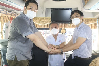 GS Lê Ngọc Thành, Giám đốc Bệnh viện E gửi gắm niềm tin vào đồng đội khi chi viện cho miền nam. 