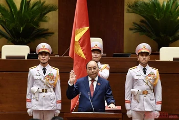 Chủ tịch nước Nguyễn Xuân Phúc thực hiện nghi lễ tuyên thệ nhậm chức, sáng 26/7. (Ảnh: DUY LINH)