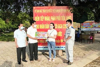 Hội Hoa Lan tỉnh Ninh Thuận trao tặng quà hỗ trợ cho nhân dân tại khu vực phong tỏa thị trấn Phước Dân, huyện Ninh Phước, tỉnh Ninh Thuận.