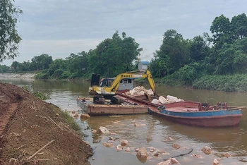 Dự án xử lý cấp bách chống sạt lở đê sông Bùi, đoạn qua xã Đồng Phú, huyện Chương Mỹ. (Ảnh: KIM NHUỆ)